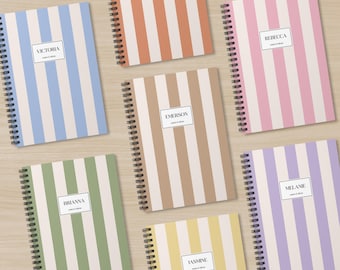 Carnet de notes minimaliste à rayures, nom personnalisé, classeur avec doublure pastel, journal à rayures classique personnalisé, joli carnet de notes à spirales, cadeau pour elle, femme