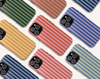 Puede incluir: Una colección de fundas para iPhone con diferentes patrones de rayas. Las fundas son de varios colores, incluyendo verde, naranja, rosa, azul y verde claro. Cada funda tiene una lente de cámara negra.