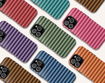 Puede incluir: Una colección de fundas para teléfonos móviles con patrones de rayas verticales. Las fundas presentan una variedad de colores, incluyendo rojo, verde, morado, azul y naranja. Cada funda tiene un módulo de cámara con múltiples lentes.
