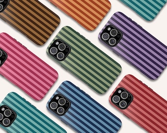 Puede incluir: Una colección de fundas de teléfono coloridas con un patrón de rayas. Las fundas están disponibles en varios colores, como rosa, verde, azul, morado y marrón. Cada funda tiene un módulo de cámara con múltiples lentes.