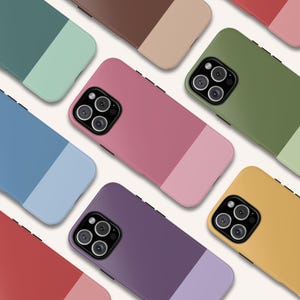 Op de afbeelding: Een verzameling kleurrijke telefoonhoesjes in verschillende tinten, waaronder groen, blauw, roze en geel. Elke hoes heeft een tweekleurig ontwerp met een contrasterend kleurblok. De hoesjes zijn in een aantrekkelijk patroon gerangschikt.