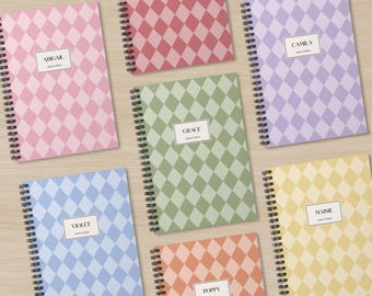 Cuaderno de espiral con diseño de tablero de ajedrez de diamantes pastel, con nombre personalizado, estilo retro, cuaderno de arlequín, diario de tapa dura personalizado con cuadros de diamantes.