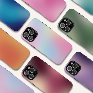 Könnte beinhalten: Sortiment an bunten Handyhüllen mit einem Farbverlauf-Design. Jede Hülle hat eine andere Farbkombination, darunter Blau, Rosa, Orange, Lila und Grün. Die Hüllen haben einen modernen und stilvollen Look.