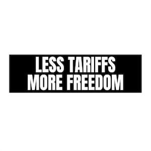 Könnte beinhalten: Ein rechteckiges Schild in Schwarz und Weiß mit dem Text "LESS TARIFFS MORE FREEDOM" in Weiß.