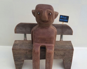 Skulptur aus Bongossi Holz , Holz Figur , Mensch auf Holzbank