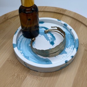 丸型小物トレイ | ハンドメイドジェスモナイトトレイ | ジュエリートレイ | キャッチオールトレイ | ミニマリストデコレーション | ビーチデコレーション | セメントトレイ | セメントデコレーション