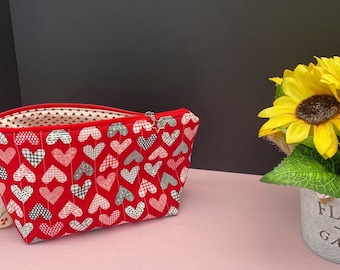 Bolso acolchado con cremallera de corazones rojos