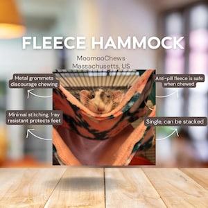 Op de afbeelding: Een fleece hangmat voor kleine dieren met een patroon in perzik en donkere kleuren. Het product bevat metalen ringen, minimale stiksels en anti-pluis fleece. Een rat rust in de hangmat. Tekst bevat: FLEECE HAMMOCK.