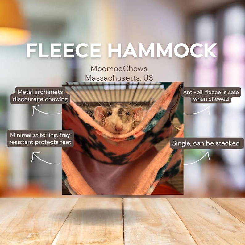Op de afbeelding: Een fleece hangmat voor kleine dieren met een patroon in perzik en donkere kleuren. Het product bevat metalen ringen, minimale stiksels en anti-pluis fleece. Een rat rust in de hangmat. Tekst bevat: FLEECE HAMMOCK.