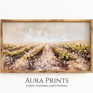 Könnte beinhalten: Ein gerahmtes Gemälde einer Weinbergslandschaft mit Reihen von Weinreben im Vordergrund und einem bewölkten Himmel im Hintergrund. Das Gemälde ist in einem lockeren, impressionistischen Stil mit einer warmen Farbpalette gehalten.