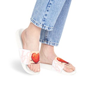Nettes Herz, das die doppelten Liebes-Frauen PU-Slidesandalen hält Stilvolles Schuhwerk | Tolle Geschenkidee