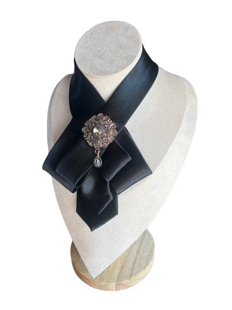 Schwarze Krawatten-Halskette für Damen Fliege für Damen elegantes Damen-Krawatten-Accessoire, einzigartiges Accessoire mit antiker Brosche, perfekte Geschenkidee Bild 6