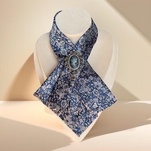 Collier cravate en soie fait main : accessoire noeud papillon pour femme avec broche