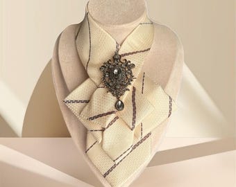 Krawatte Halskette für Frauen - Handgefertigte Fliege Accessoire mit Antiker Anstecknadel in Beige - Krawatte Frauen - Damen Schals, Stoff Halskette - Brosche Krawatte