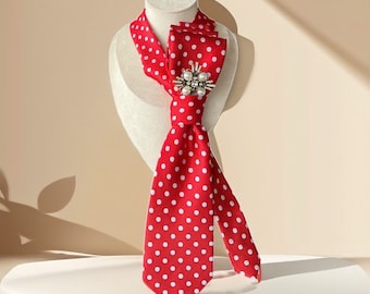 Collana con cravatta rossa a pois da donna - Papillon con spilla - Cravatta unica per donna - Cravatta elegante alla moda per donna - Regalo elegante per la mamma