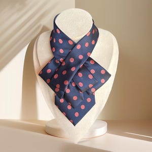 Elegante Halskette in Marineblau für Frauen - Handgefertigte Schleife Accessoire - Perfektes Geschenk für Geschäftsfrau - Hochzeitsoutfit