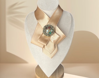 Nœud papillon de luxe pour femme en or clair - Cravate tendance élégante en or clair pour femme - Collier cravate pour femme - Cadeau élégant pour maman