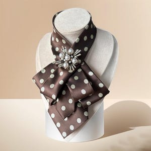 Elegante braune Krawatten-Halskette für Frauen mit Brosche Pin - ein handgefertigtes Accessoire für die Krawattenkette - Perfektes Geschenk für die Geschäftsfrau