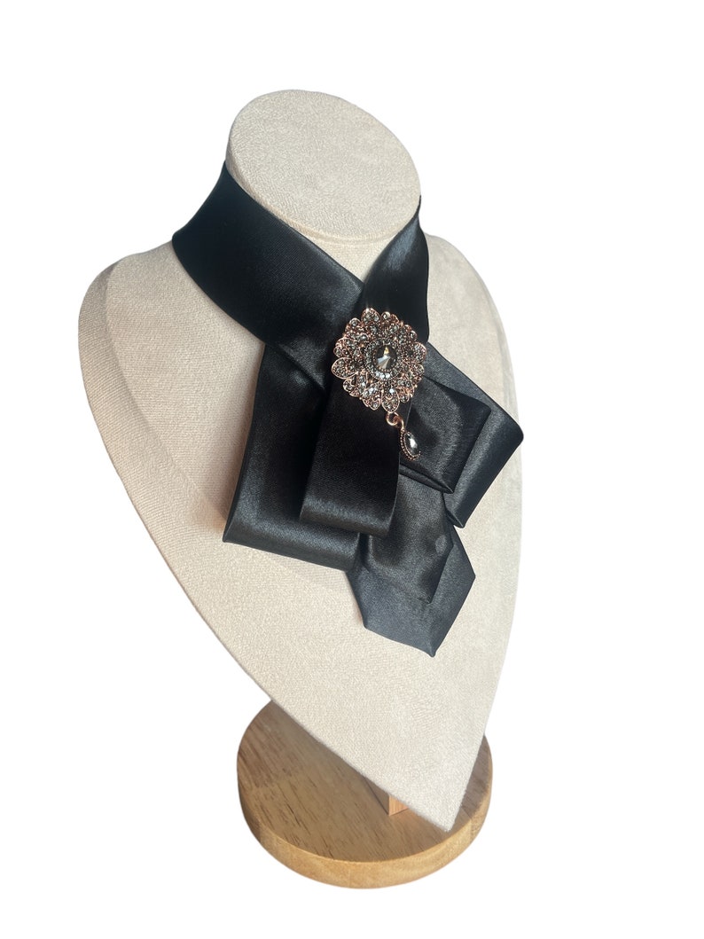 Schwarze Krawatten-Halskette für Damen Fliege für Damen elegantes Damen-Krawatten-Accessoire, einzigartiges Accessoire mit antiker Brosche, perfekte Geschenkidee Bild 7