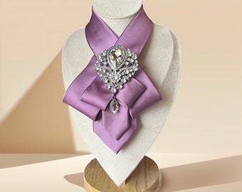 Elegante collana cravatta viola chiaro da donna con spilla - Elegante cravatta di lusso da donna - Regalo unico per mamma o amica - Papillon