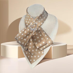 Collier cravate élégant pour femme, accessoire de noeud papillon fabriqué à la main avec épingle en coeur - Collier cravate pour femme en beige - Cadeau parfait pour maman