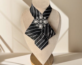 Cravate noire élégante à rayures - Collier tendance pour femme avec noeud papillon - Cravate polyvalente pour femme - Cravate noire pour femme - Idée cadeau idéale