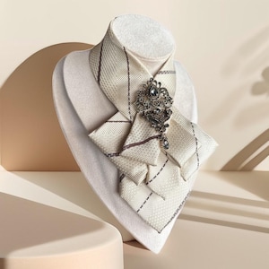 Elegante Krawatten Halskette für Frauen - Handgefertigtes Accessoire, Fliege Accessoire mit Antiker Anstecknadel in Beige - Brosche Krawatte - Geschenk für Sie