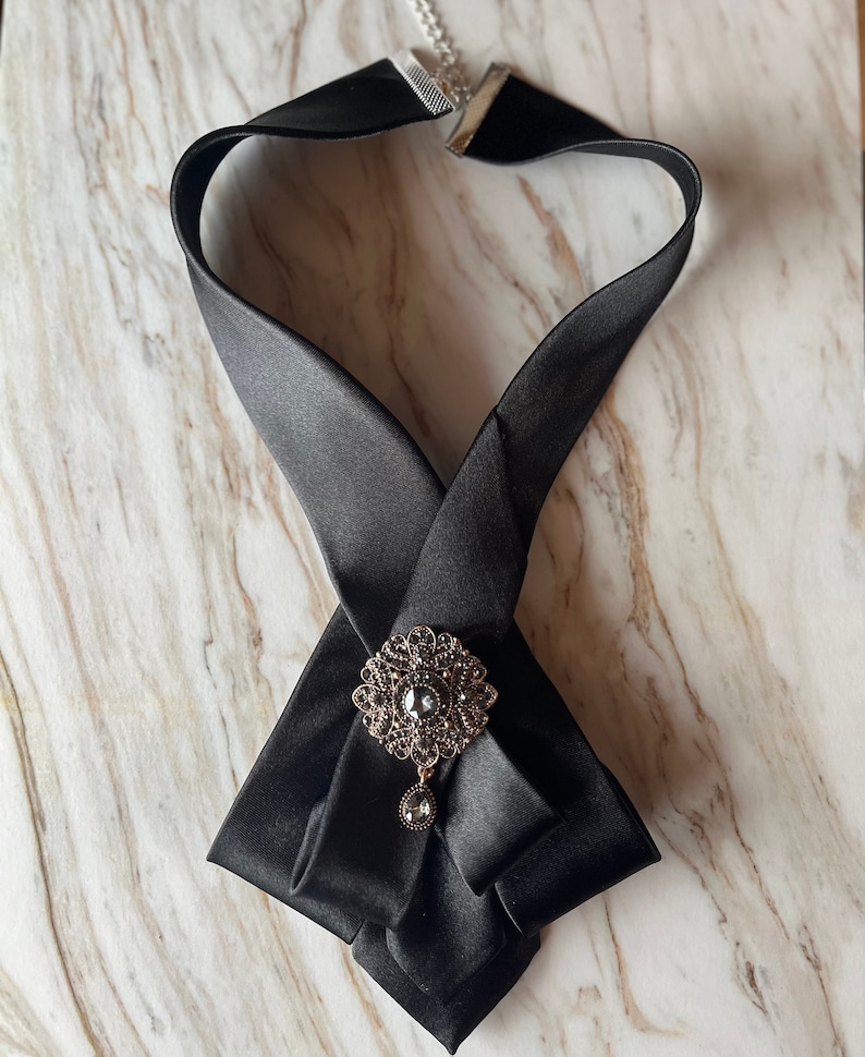 Schwarze Krawatten-Halskette für Damen Fliege für Damen elegantes Damen-Krawatten-Accessoire, einzigartiges Accessoire mit antiker Brosche, perfekte Geschenkidee Bild 9