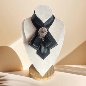 Schwarze Krawatten-Halskette für Damen Fliege für Damen elegantes Damen-Krawatten-Accessoire, einzigartiges Accessoire mit antiker Brosche, perfekte Geschenkidee Bild 1