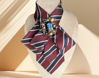 Cravatta a righe blu per donna - Collana cravatta - Papillon alla moda con spilla - Accessorio camicia - Regalo per collega o amico