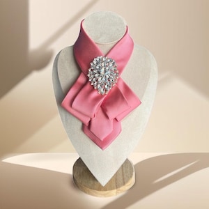 Collier noeud papillon rose fait main : cravate élégante pour femme avec broche