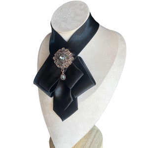 Schwarze Krawatten-Halskette für Damen Fliege für Damen elegantes Damen-Krawatten-Accessoire, einzigartiges Accessoire mit antiker Brosche, perfekte Geschenkidee Bild 8