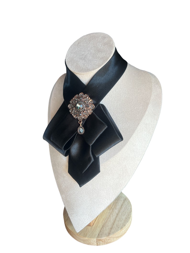 Schwarze Krawatten-Halskette für Damen Fliege für Damen elegantes Damen-Krawatten-Accessoire, einzigartiges Accessoire mit antiker Brosche, perfekte Geschenkidee Bild 8