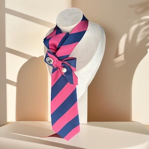 Krawatten-Halskette für Frauen - handgefertigte Schleife mit Brosche in Pink - Geschenk für Geschäftsfrau - Schmaler Schal, Hochzeitsoutfit
