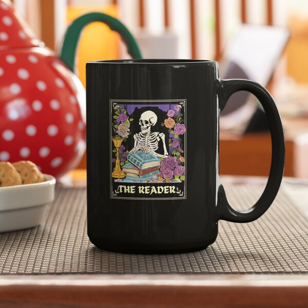 Mug amateur de livres Le lecteur, fille du club de lecture, rat de bibliothèque, conception de cartes de tarot le lecteur, cadeau pour amateur de livres, tasse de tarot squelette, tasse littéraire