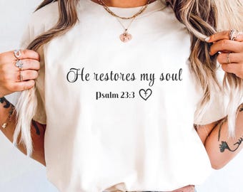 Camiseta Comfort Colors® "Él restaura mi alma", con versículo bíblico del Salmo 23, camisa cristiana bohemia para mujer, regalo religioso, ropa religiosa