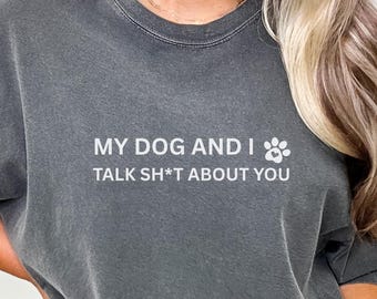 T-shirt My Dog and I Talk Sh*t About You, grappig hondenliefhebber T-shirt, Comfort Colors® shirt voor huisdierhumor, sarcastische hond cadeau moeder vader, minimalistische top