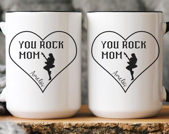 Kubek z imieniem Rock Mom, spersonalizowany kubek z motywem "You Rock Mom", kubek do kawy z gotycką gitarą dla mamy, prezent dla rockowej mamy, kubek na Dzień Matki, prezenty dla młodej mamy
