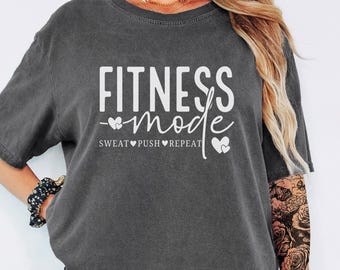 Camiseta Fitness Mode da Comfort Colors para Mulheres, Modelo "Muscle Mommy Pump Cover", Camiseta de Treino Oversized, Presente Divertido para Amante de Academia, Camiseta Fitness Feminina