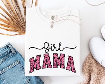 Mama dziewczynki PNG, pobieranie cyfrowe, clipart mamy z nadrukiem w różową panterkę, grafika macierzyństwa, projekt do druku, sztuka mamy dziewczynki, nowa mama PNG