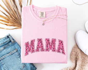 Mama dziewczynki PNG, pobieranie cyfrowe, clipart mamy z nadrukiem w różową panterkę, grafika macierzyństwa, projekt do druku, sztuka mamy dziewczynki, nowa mama PNG