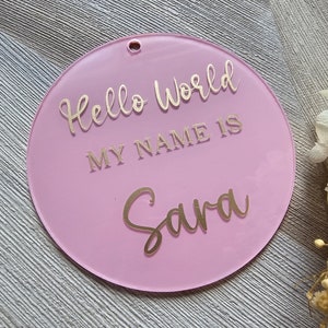 Personalisierte Geburtsankündigung Zeichen - Neugeborenen enthüllen Zeichen - Neues Baby Namenschild - Fotorequisite - Hello World my name