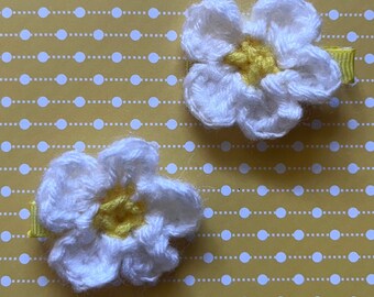 Crochet White Flower Hair Clip Set - Stylish Hair Accessories for Girls