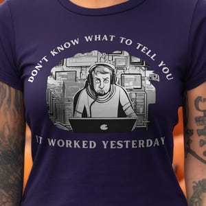 Puede incluir: Camiseta morada con un gráfico blanco de una persona trabajando en una computadora con el texto "No sé qué decirte, funcionó ayer".