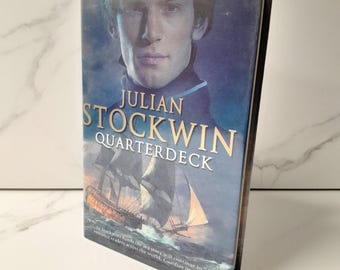 Quarterdeck de Julian Stockwin. Primera edición/primera impresión. Libro de tapa dura. Firmado por el autor.