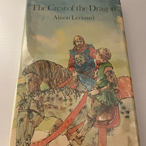 L&#39;écusson du dragon d&#39;Alison Leonard. Première édition/première impression du livre relié 1975. Sous le règne de Richard II.