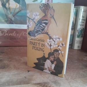 Party in Peking von Carris Carlisle. Seltene Erstausgabe/Erster Druck eines gebundenen Buches von 1987