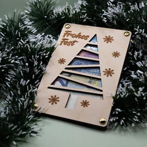 Personalisierbare Weihnachtskarte aus lasergeschnittenem Holz mit Gravur – Geldgeschenk mit Tannenbaum-Motiv, Geschenkverpackung