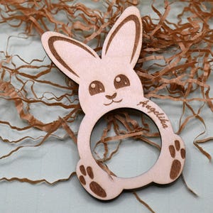 lasergeschnittener Serviettenring aus Holz für Ostern – Hase mit Namensgravur, handgefertigt & personalisierbar, Tischdekoration