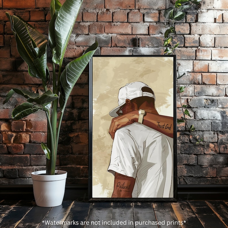 Pu&ograve; includere: Un'illustrazione digitale di una persona che indossa un cappello da baseball bianco e una maglietta bianca con i tatuaggi "Trust God" e "Patient" sul braccio.